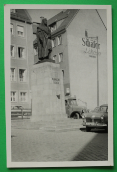 AK Nürnberg / 1950er Jahre / Albrecht Dürer Denkmal / Platz Auto / Wand Werbung Schäfer Liköre